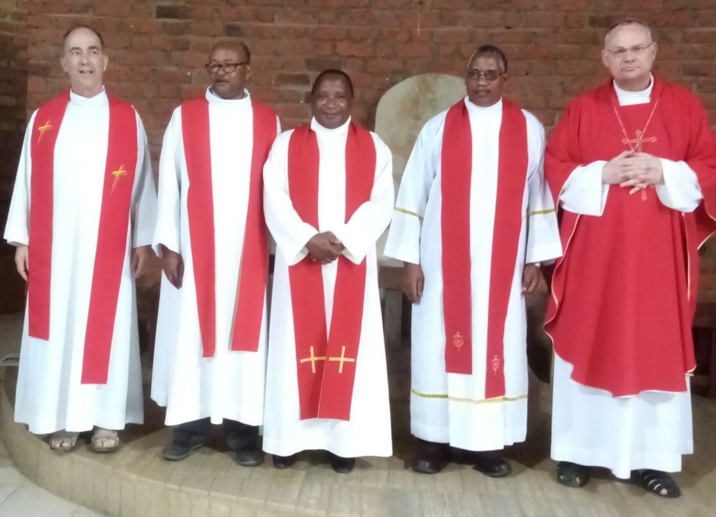 de droite à gauche les pères Hugues, Joseph Hayuma (nouveau prieur), Natalis, Arkadius. Et Eusebio, qui n'est pas sur cette photo...
